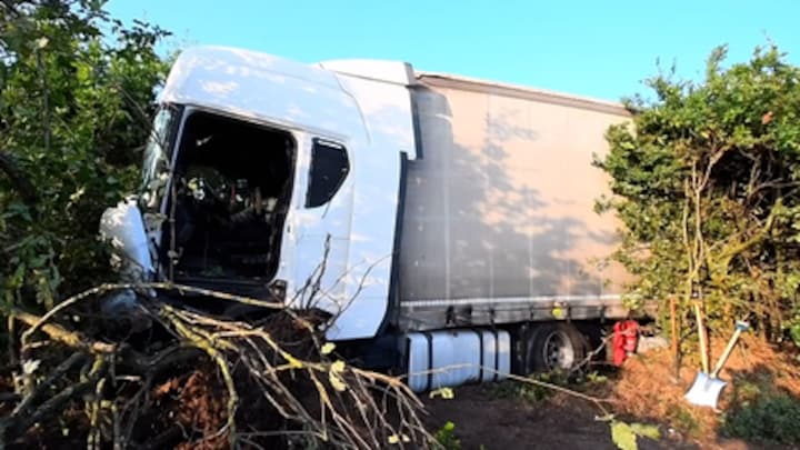 In beeld: vrachtwagen door middenberm, ravage op A2