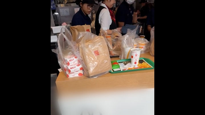 Rijen voor Happy Meals in Japan vanwege pokemonkaarten, maaltijden zelf worden gedumpt