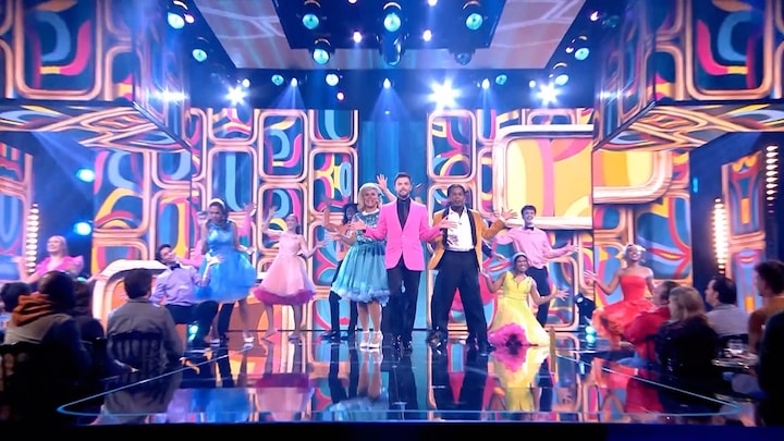 Buddy Vedder laat zien hoe het moet tijdens groepsoptreden van musical 'Hairspray'  