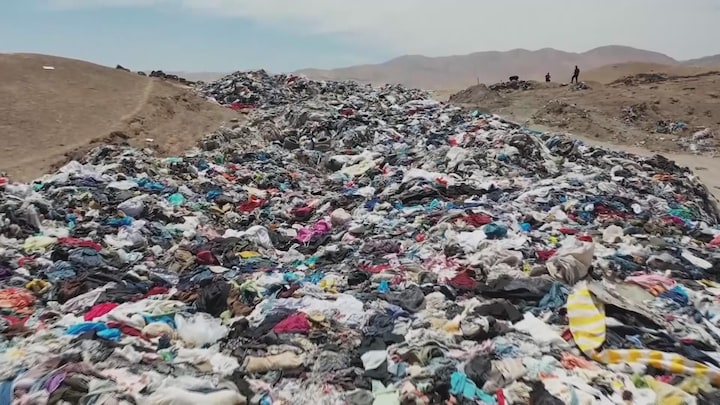 Illegale kledingdump: woestijn volgestort met nooit gedragen kleren