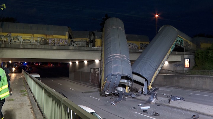 Treinwagons storten van brug MÃ¼nchen: 1 dode