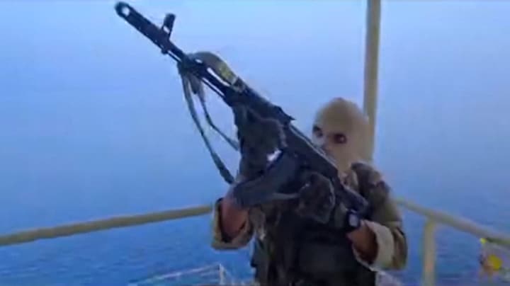 In beeld: twee schepen in Straat van Hormuz geënterd door Iran