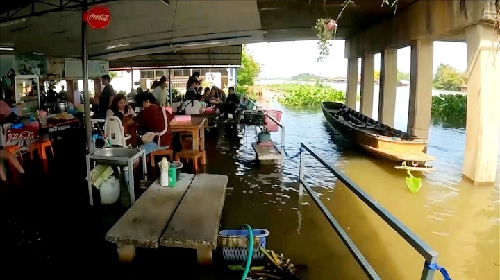 Dineren tussen de vissen: Thais restaurant in trek na overstroming 