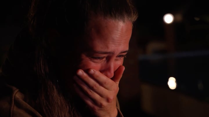 Robin Martens in tranen tijdens eerste belletje naar huis na Expeditie Robinson