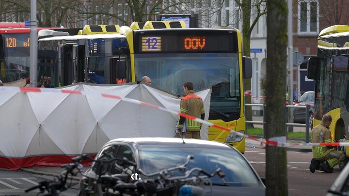 Bus rijdt twee kinderen aan in Utrecht, politie zet omgeving af