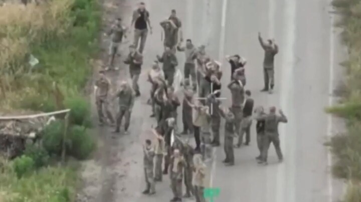 Russische militairen en grenstroepen geven zich over aan Oekraïners