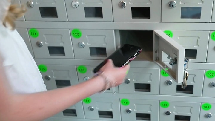 Wetsvoorstel D66 voor totaal mobielverbod op school, hier in Den Haag doen ze het al