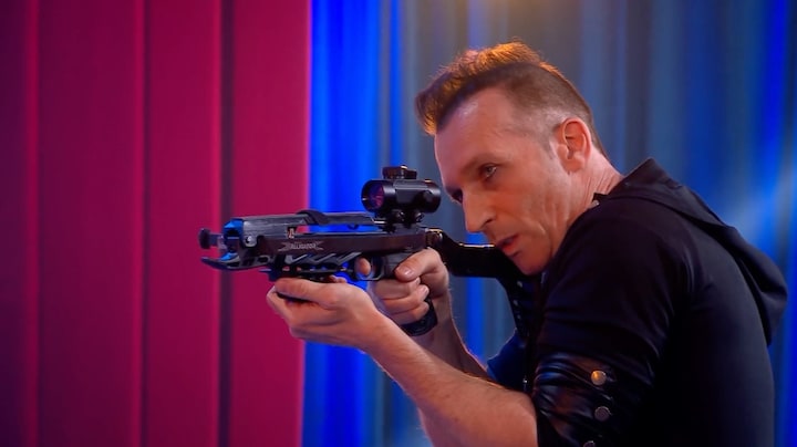 Dan Karaty sluit ogen in paniek bij kruisboogschot van Chris Williams tijdens audities