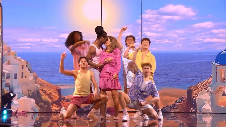 Mamma Mia! Patty Brard geeft verrassend optreden en kust danser per ongeluk op de mond 