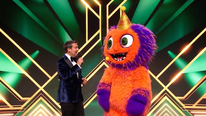 Wie is het?: Het feestbeest zet zijn masker af in The Masked Singer