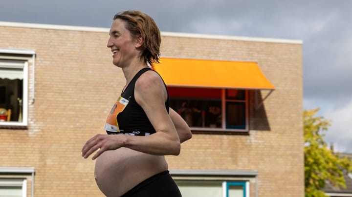 Mag je hoogzwanger sporten? Ultraloopster loopt 30 km en krijgt kritiek