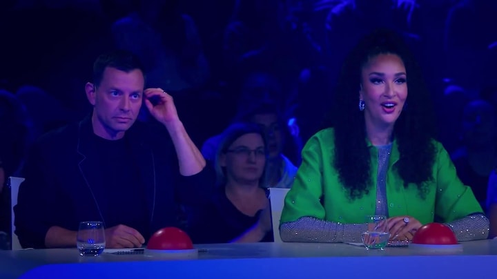 Jury stomverbaasd door Maike's 'Karate Kid' act met zwaarden 