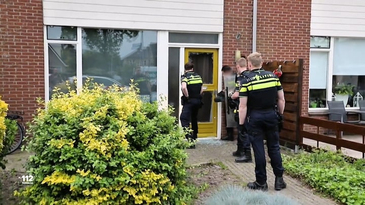 Buren zien hoe politie het plafond eruit beukt om man uit huis van zijn ex te halen