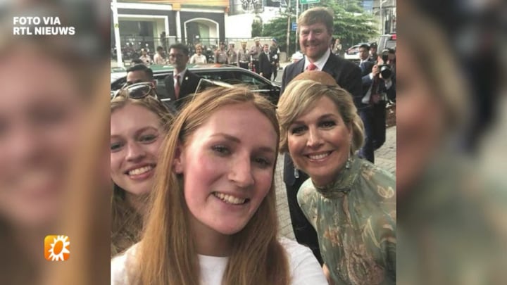 Geen hand, maar wel een selfie van de koning en koningin