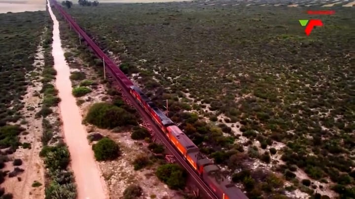 In beeld: langste goederentrein ooit van 7,5 kilometer rijdt in Zuid-Afrika