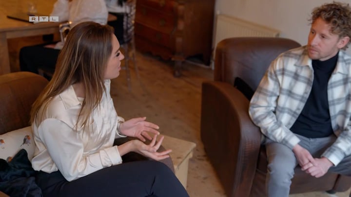 Nieuwe escortdames krijgen les in etiquette