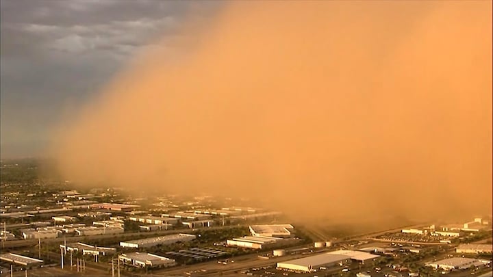 Indrukwekkend beeld: enorme stofwolk trekt over Arizona 
