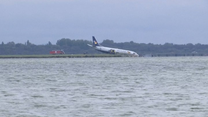 Vliegtuig mist landingsbaan Montpellier en belandt in water