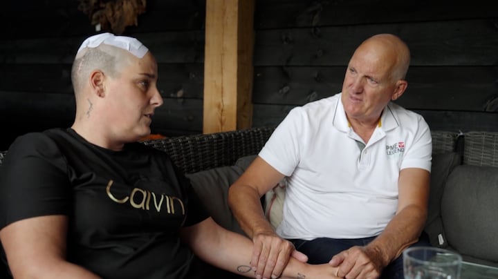 Adri in tranen na hersenoperatie dochter Linda: ‘Heeft ze negen jaar niet kunnen doen’