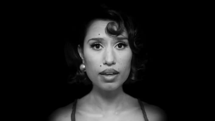 Raye zet zich met nieuw album op de kaart: 'Waant je in jaren 50'