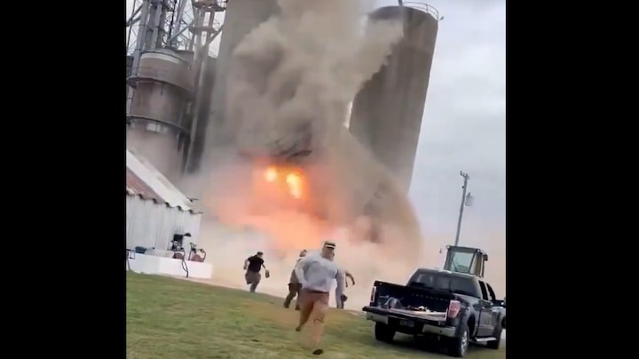 Omstanders filmen hoe gigantische silo met sojabonen instort