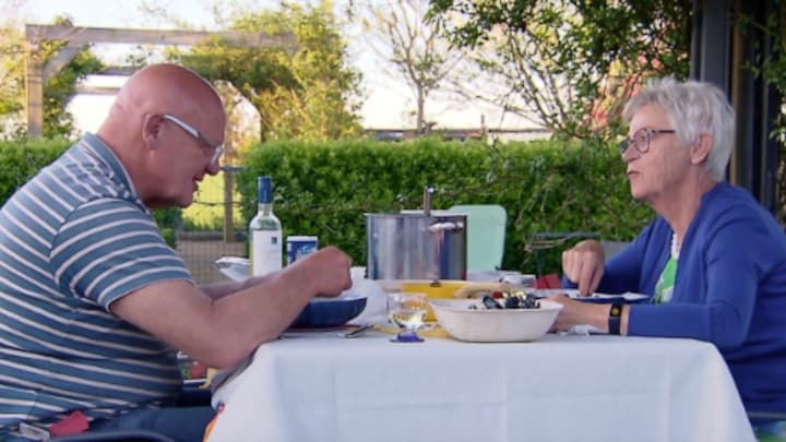 Fons doet Magda aan haar overleden man denken in B&B Vol Liefde: 'Geeft niks'