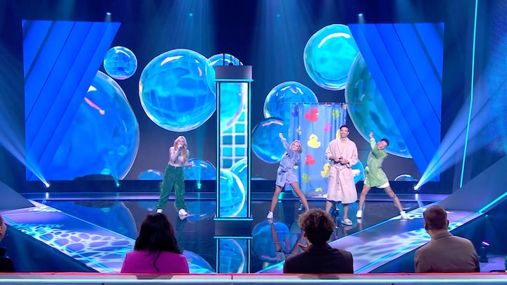 Emma Heesters en panelleden onder de indruk van zangkunsten Bas Muijs