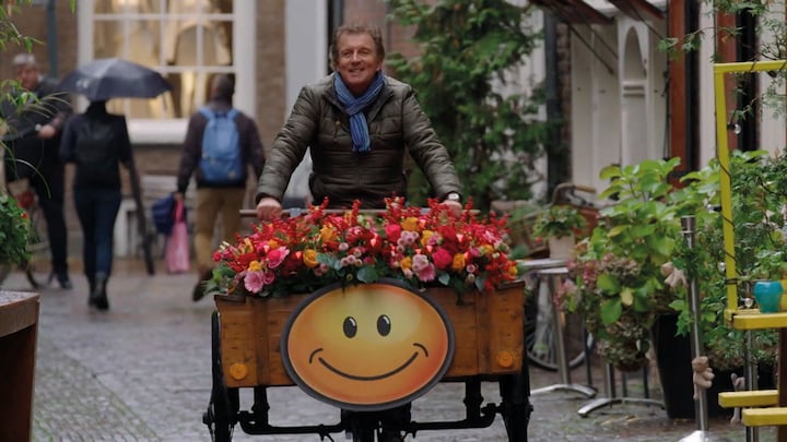 Robert ten Brink deelt glimlachjes uit aan mensen op straat