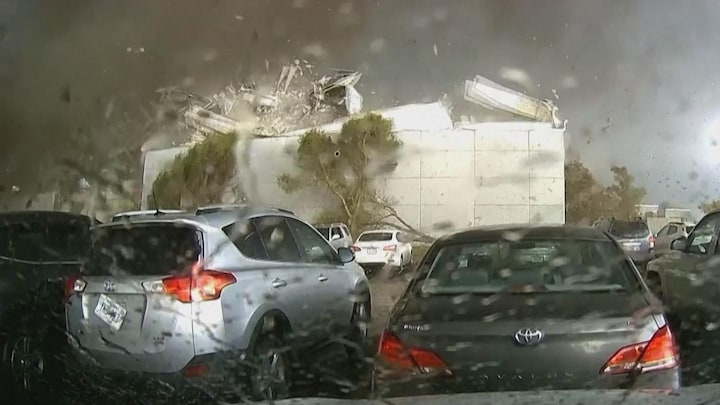 Tornado blaast gebouw in 10 seconden van de grond