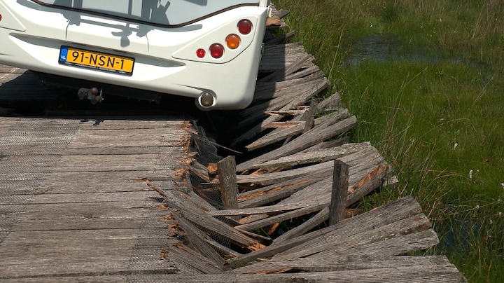Deze camper zit al dagen muurvast: navigatie stuurt hem fietsbrug op