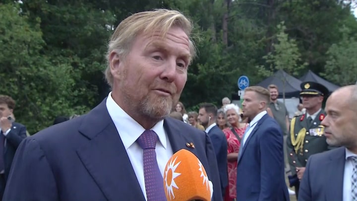 Koning Willem-Alexander onderbreekt vakantie voor Nationale Herdenking: 'Eer bewijzen'