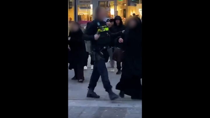 In beeld: politie gebruikt geweld bij aanhouding twee vrouwen Utrecht