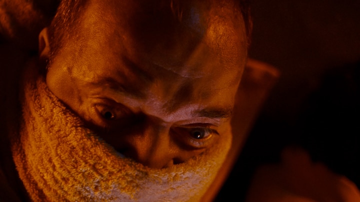 Luuk redt Troj uit de brandende loods