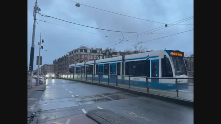 Stroomstoring Amsterdam: trams staan stil en winkels in het donker