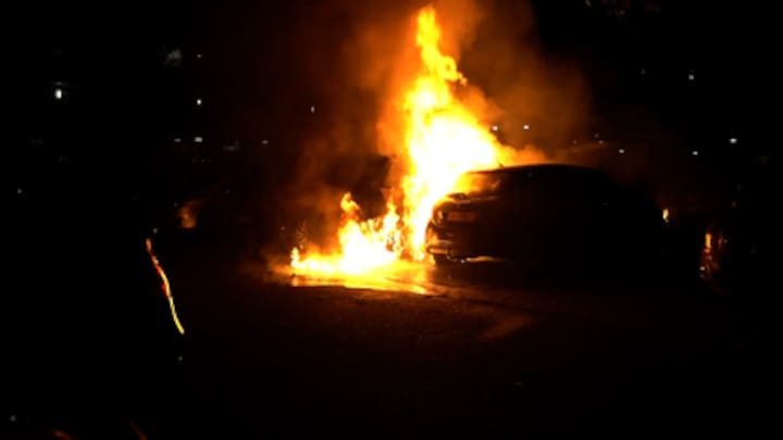 Grote brand verwoest auto's op parkeerplaats in Arnhem