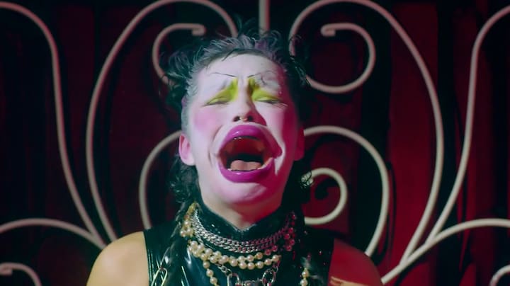 AI-lied over azc van troon gestoten door protestlied van Sophie Straat