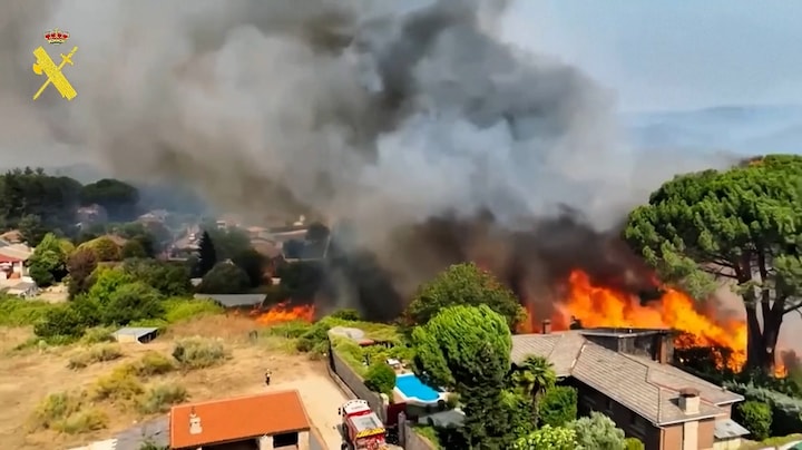 Huizen in vlammen door natuurbranden bij Madrid