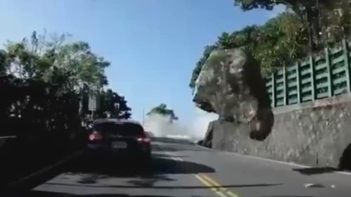 Rotsblokken raken vluchtende auto's bij aardbeving Taiwan