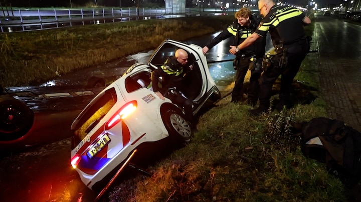 Politiewagen belandt door spekgladde weg in sloot 