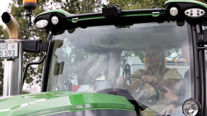 Koningin Máxima trekt bekijks achter het stuur van een trekker