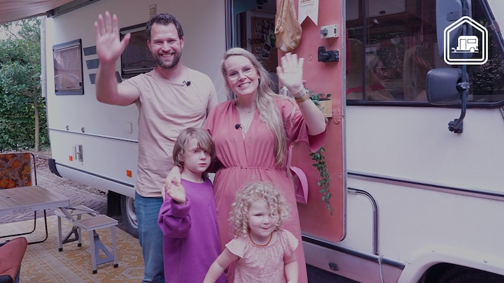 Binnenkijken bij 'Perrie', de oldtimer camper van Jodi en Stef