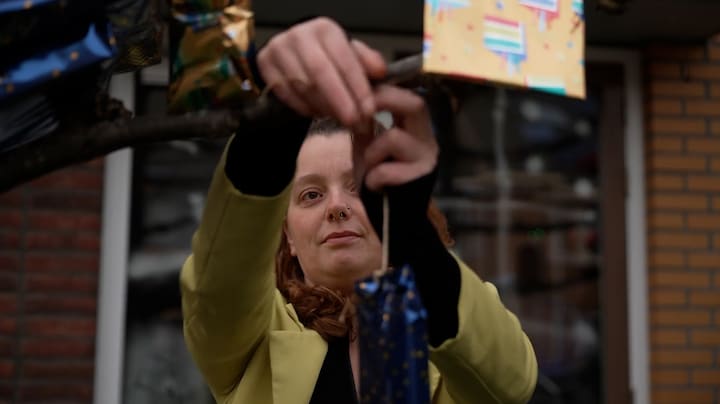 Amanda hangt haar boom vol gratis kerstcadeaus: 'Geïnspireerd door Pippi Langkous' 