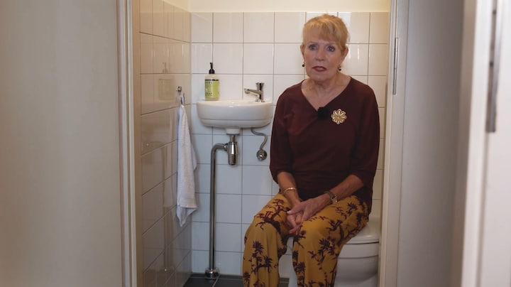 Urenlang opgesloten zitten in een openbaar toilet: het overkwam ook Loes