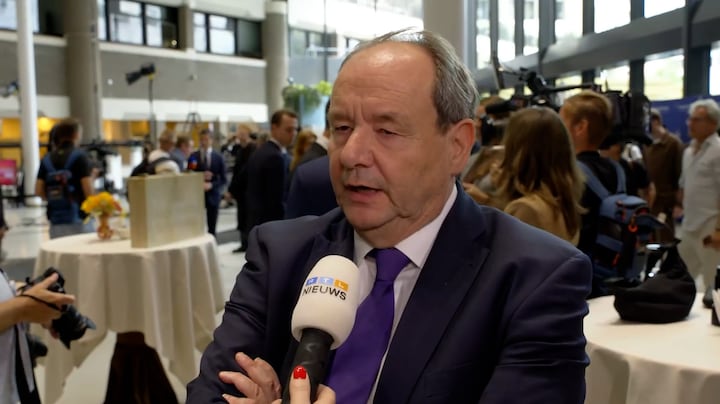 Minister Vijlbrief: 'We schrappen helft van de bezuinigingen' 