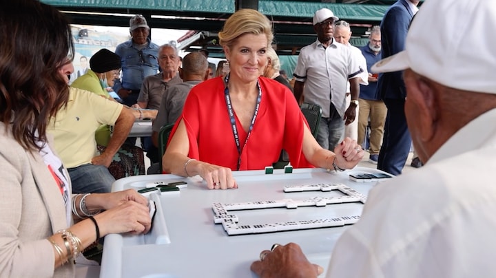Koningin Máxima speelt potje domino in Miami tijdens werkbezoek
