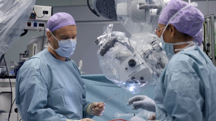 Chirurgen kijken uit naar friet speciaal midden in complexe operatie