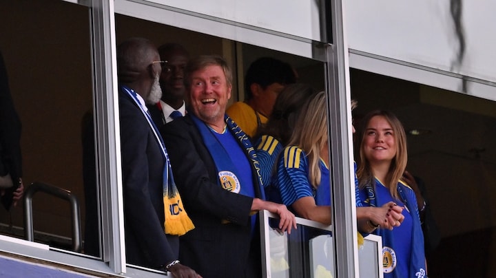 Koning Willem-Alexander gooit de heupen los met spelers van Curaçao