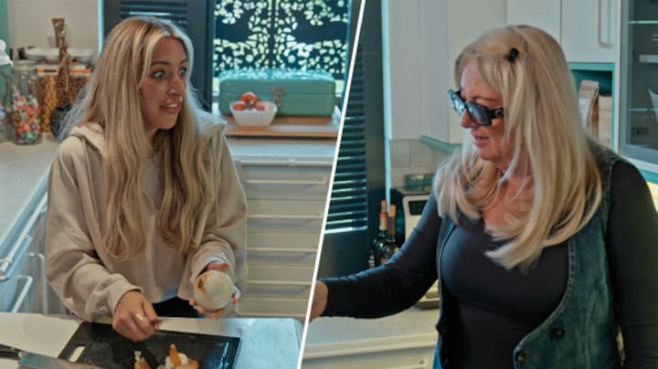 Monique Hansler spreekt Denise aan op manier van praten in realityserie