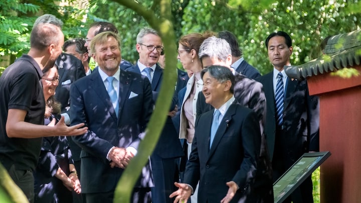 Willem-Alexander doet Snollebollekes na tijdens fotomoment