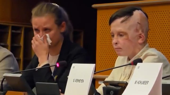 Oekraïense Roman (11) ontroert Europees Parlement, tolk in tranen